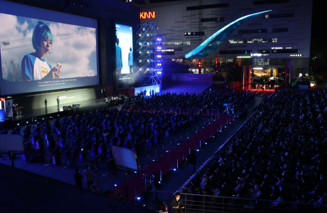 6일 제26회 부산국제영화제(BIFF) 개막식에서 개막작 '행복의 나라로'를 소개하고 있다. 정대현 기자 jhyun@