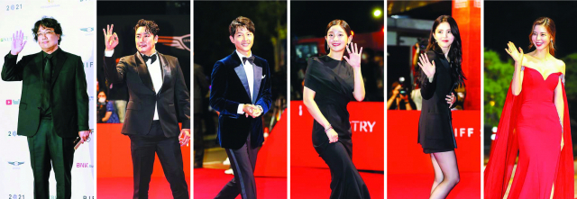 6일 오후 영화의전당에서 열린 2021 부산국제영화제 개막식 레드카펫 행사에서 영화인들이 밝은 표정으로 입장하고 있다. 왼쪽부터 봉준호 감독, 조진웅·송중기·박소담·한소희·김규리 배우. 김경현·정종회 기자 view@