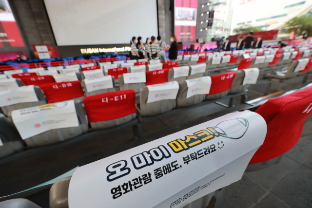 제26회 부산국제영화제가 개막하는 6일 오후 부산 해운대구 영화의전당에서 관계자들이 개막식을 준비하고 있다. 코로나 속에서 안전한 영화제를 위해 객석에 마스크 착용을 당부하는 스티커가 붙어 있다. 김경현 기자 view@