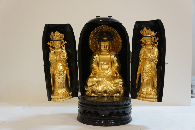 경남 합천 해인사에 소장하고 있는 목조아미타여래삼존불감. 경남도 제공