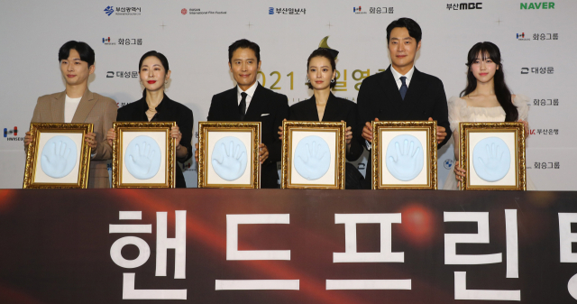 부일영화상 시상식이 7일 오후 부산 벡스코 오디토리엄에서 열렸다. 시상식에 앞서 지난해 남여주연상과 조연상, 신인상을 받은 배우들이 핸드프린팅을 하고 있다. 정종회 기자 jjh@