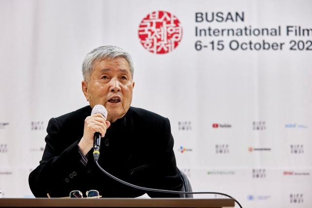 7일 동서대 센텀캠퍼스 소극장에서 열린 기자간담회에 참석한 임권택 감독. 오른쪽 사진은 6일 제26회 부산국제영화제 개막식에 참석하고 있는 임 감독과 부인 채혜숙 씨. BIFF 제공·연합뉴스