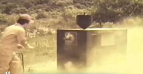 최 연구위원이 현업일 때 모래 먼지 시험. ADD홍보영상 캡처