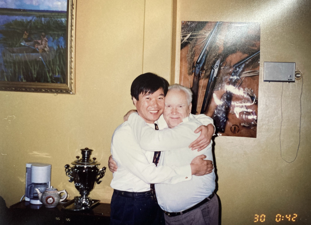 러시아 출장 당시 러시아 총기 연구 관련 영웅과 포옹.