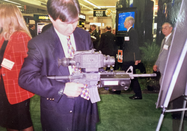 총기 박람회에서 총기를 살펴보는 최영진 연구위원.