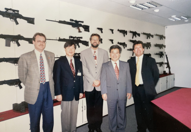 외국 바이어와 함께 한 최 연구위원.