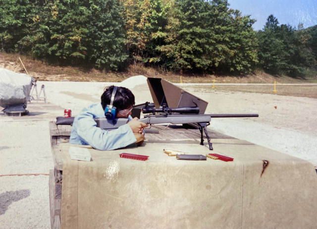 미국 총기회사에서 사격 시험 중인 최 연구위원.