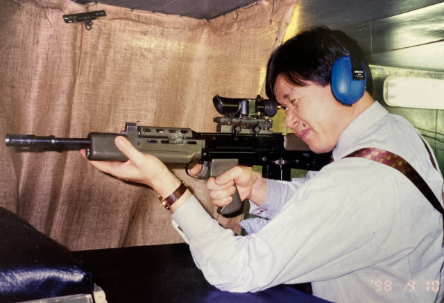 총기 조준경을 들여다보는 최영진 국방연구소 연구위원.