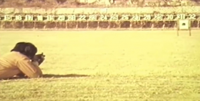 표적지 시험 사격 중인 최 연구위원. ADD홍보영상 캡처