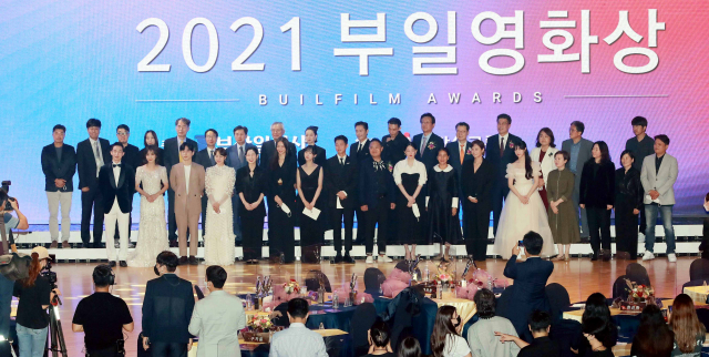 2021 부일영화상 시상식이 7일 오후 부산 벡스코 오디토리엄에서 열렸다. 시상식을 마친 뒤 각 부문 수상자와 영화 관계자 등이 기념촬영을 하고 있다. 지난해 8월 11일 이후 개봉한 한국영화와 OTT(온라인 동영상 서비스)를 통해 공개된 한국영화 중 최고의 영화를 가리는 이번 영화상은 부산MBC와 네이버TV를 통해 생중계됐다. 정종회 기자 jjh@