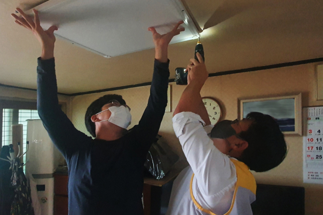 한국동서발전 직원들이 '신박한 에너지 정리' 사업으로 지역 취약계층의 주거환경 개선을 돕고있다. 동서발전 제공