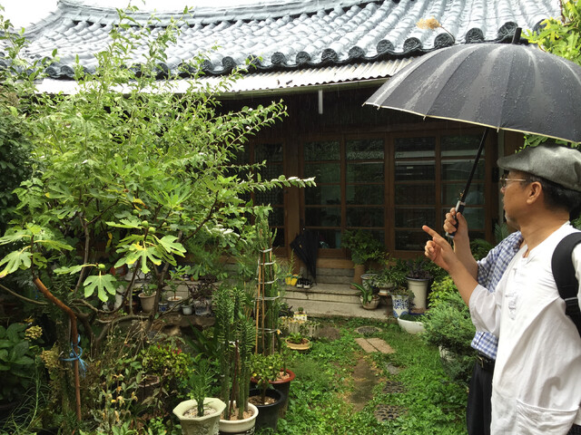 먼구름 한형석 선생의 장남 한종수 씨와 동래구 관계자가 2015년 한흥교, 한형석 선생의 생가터 일대를 둘러보는 장면. 부산일보DB