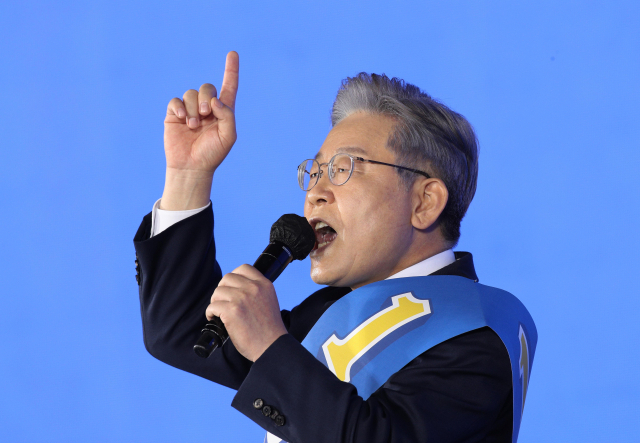 더불어민주당 이재명 대선 경선 후보가 10일 오후 서울 송파구 SK올림픽핸드볼경기장에서 열린 제20대 대통령선거 후보자 선출을 위한 서울 합동연설회에서 정견발표를 하고 있다. 연합뉴스