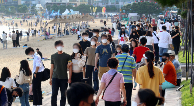 한글날과 대체 휴일로 이어지는 황금연휴를 맞아 부산 주요 해수욕장과 관광지마다 인파가 붐비고, 차량 행렬로 도로가 극심한 정체를 빚었다. 10일 오후 부산 광안리해수욕장이 많은 나들이객들로 북적이고 있다. 정종회 기자 jjh@