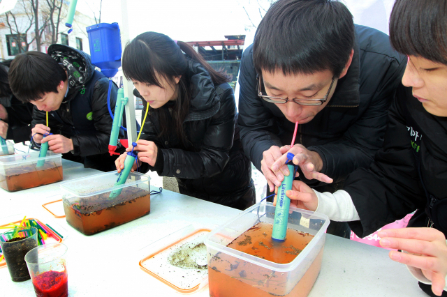 부산테크노파크와 부산경실련이 적정기술 개발을 위해 체결한 업무협약식(위)과 한 행사에서 적정기술이 사용된 ‘휴대용 정수 빨대’(Life Straw)를 체험하는 모습. 부산테크노파크 제공·연합뉴스