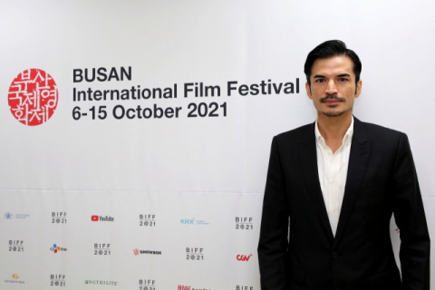 영화 ‘젠산 펀치’(GENSAN PUNCH)로 BIFF를 찾은 일본 배우 쇼겐이 <부산일보>와 인터뷰에 앞서 포즈를 취하고 있다. 문경덕 인턴기자