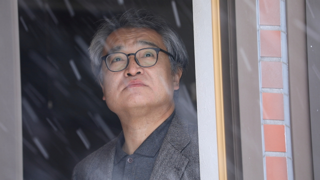 영화 ‘표적’의 한 장면. 우에무라 다카시 전 아사히 신문 기자가 창밖을 바라보고 있다. BIFF 제공