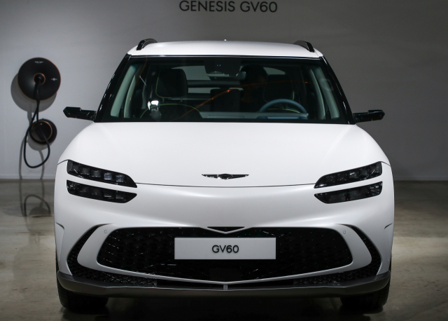 서울 강남구 압구정동 카페캠프통에 마련된 제네시스 GV60 특별전시장에서 제네시스 첫 전용 전기차 GV60을 공개하고 있다. 연합뉴스