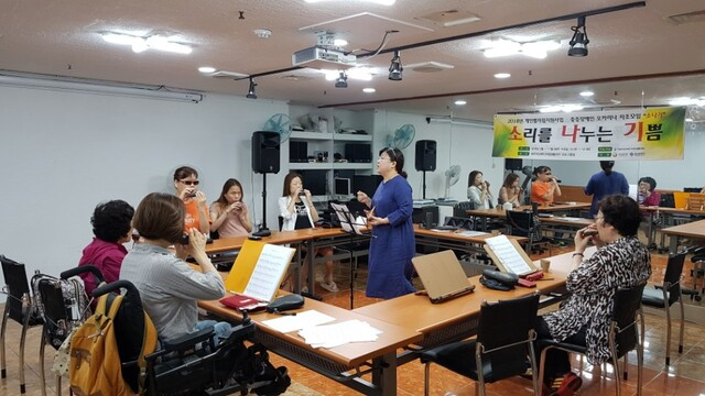 해운대장애인자립생활센터 오카리나 자조모임 '소나기' 단원들이 오카리나 수업을 받고 있다. 부산일보DB