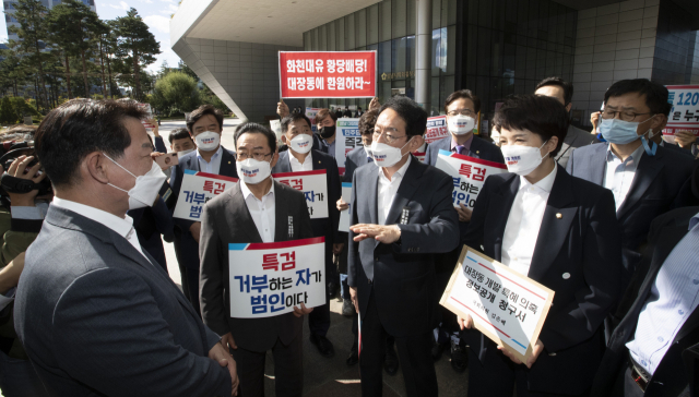 국민의힘 김도읍 정책위의장과 국회 정무·행안·국토위원회 소속 의원들이 13일 2021년 국정감사에서 성남시의 자료제출 비협조에 대한 항의로 성남시 중원구 성남시청을 방문, 신경천 성남시 행정조정실장에게 자료 제출을 요구하고 있다. 국회사진기자단