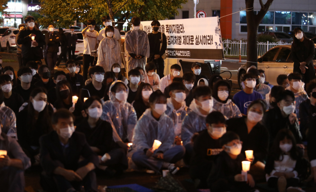 지난 11일 오후 전남 여수시 웅천동 웅천친수공원에서 요트 현장실습 도중 잠수를 하다 숨진 여수의 한 특성화고교 3년 홍정운 군을 기리는 촛불문화제가 열리고 있다. 홍 군은 지난 6일 오전 요트 바닥에 붙은 따개비를 따기 위해 잠수를 하던 중 변을 당했다. 연합뉴스