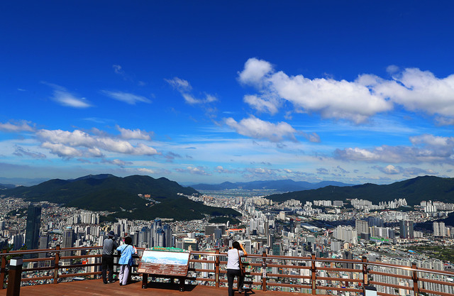 부산 황령산 전망대에서 바라본 부산 하늘. 부산일보DB