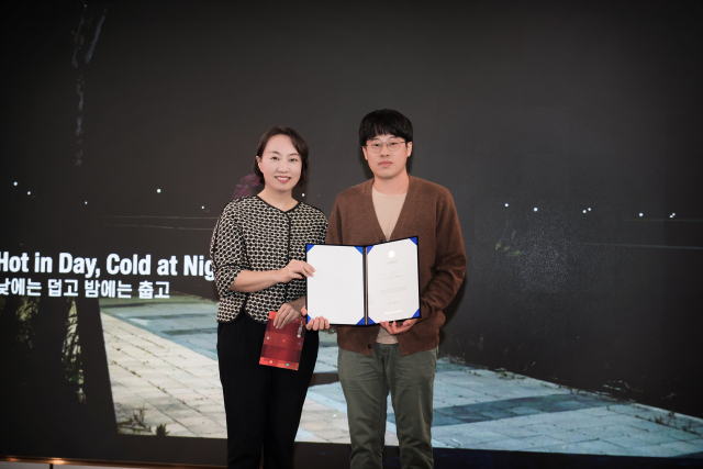 김기화(왼) 한국필립스 상무가 크리틱b상을 수상한 박송열 감독과 기념사진을 찍고 있다. 한국필립모리스 제공