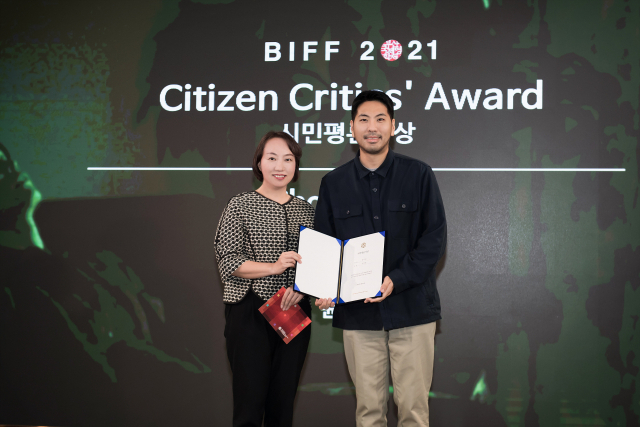 김기화(왼) 한국필립스 상무가 시민평론가상을 수상한 윤서진 감독과 기념사진을 찍고 있다. 한국필립모리스 제공