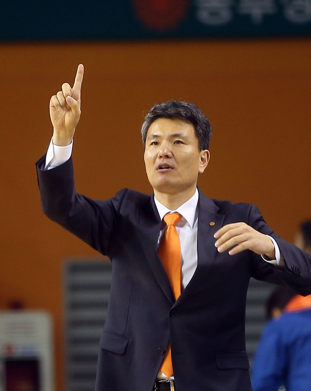 프로농구 원주동부 감독 시절의 김영만. 부산일보DB