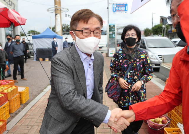 국민의힘 대권주자인 최재형 전 감사원장이 7일 경북 영주시 풍기인삼시장을 찾아 시장 관계자들과 인사하고 있다. 연합뉴스