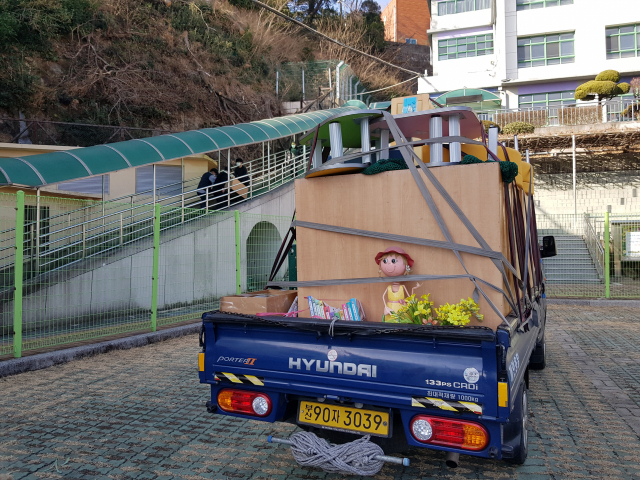 올해 1월 6일 오전 부산 동구 좌성초등학교에서는 폐교를 앞두고 물품 반출 작업이 한창이었다. 트럭이 움직일 때 인형이 멀어지는 학교를 향해 스프링 목을 좌우로 흔드는 모습이 학생들의 처지를 상징적으로 보여주는 듯했다. 황석하 기자