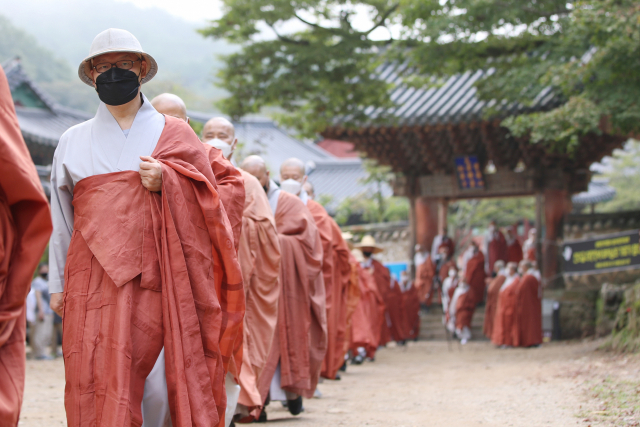 지난 1일 전남 순천시 송광사에서 승려들이 국민의 평안을 기원하는 삼보사찰 천리순례를 떠나는 모습. 연합뉴스