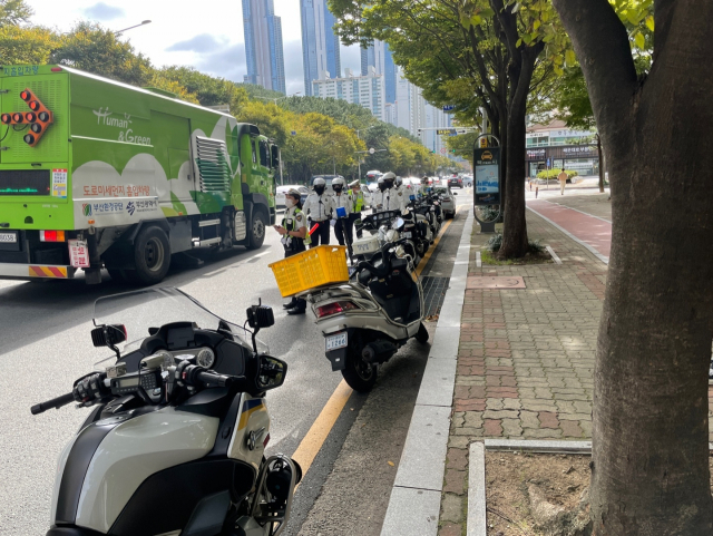 부산 해운대경찰서와 해운대구청이 이달 초 이륜차 일제 단속에 나서 소음기 불법구조변경 등 위법 사항을 현장에서 적발했다. 부산경찰청 제공