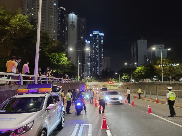 부산 해운대경찰서와 해운대구청이 이달 초 이륜차 일제 단속에 나서 소음기 불법구조변경 등 위법 사항을 현장에서 적발했다. 부산경찰청 제공