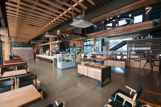 컴포즈커피 프랜차이즈를 운영하는 (주)제이엠커피컴퍼니의 제이엠커피로스터스 본점 내부. 제이엠커피컴퍼니 제공