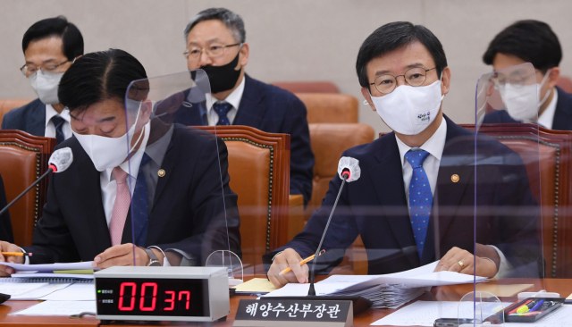 문성혁 해양수산부장관(오른쪽)이 21일 서울 여의도 국회에서 열린 농림축산식품해양수산위원회의 해양수산부 및 소관기관 종합감사에서 의원들의 질의에 답변하고 있다. 국회사진기자단