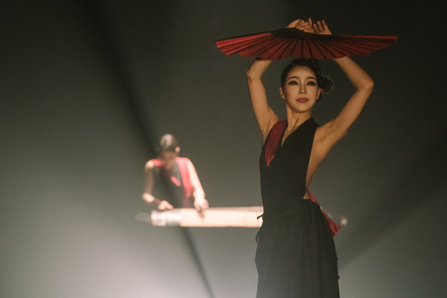 부산시립무용단은 27·28일 오후 8시 부산문화회관 대극장에서 ‘별이 빛나는 이정윤의 댄스살롱’을 선보인다. 사진은 작품 ‘고혹’(안주희, 박은혜, 이상민, 류가빈, 하현정 출연)의 한 장면. 부산시립무용단 제공