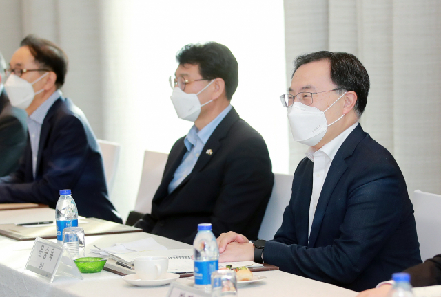 두바이 간담회서 인사말 하는 문승욱 장관 (서울=연합뉴스) 문승욱 산업통상자원부 장관(오른쪽)이 23일(현지시간) UAE 두바이 힐튼호텔에서 열린 '두바이 현지진출기업 간담회'에 참석해 인사말을 하고 있다. 산업부 제공