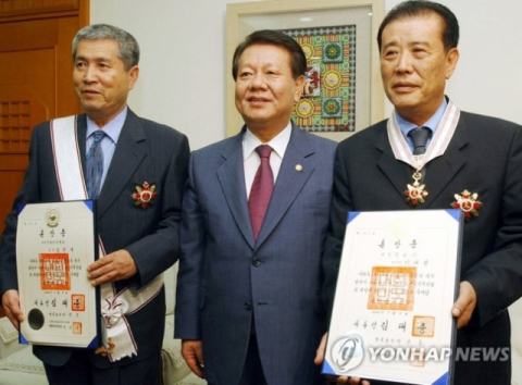 영화 ‘아제아제 바라아제’ ‘서편제’ 등을 제작한 한국 영화계의 거목 이태원 태흥영화사 전 대표가 24일 별세했다. 사진은 2002년 7월 8일 당시 남궁진 문화관광부 장관에게 문화공로 수훈한 이태원 태흥영화사 대표(오른쪽)와 임권택 감독. 연합뉴스