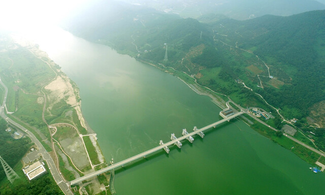 사진은 경남 창녕·함안보 일대 낙동강이 녹조 때문에 녹색물감을 푼 듯한 모습을 보이고 있다. 부산일보DB