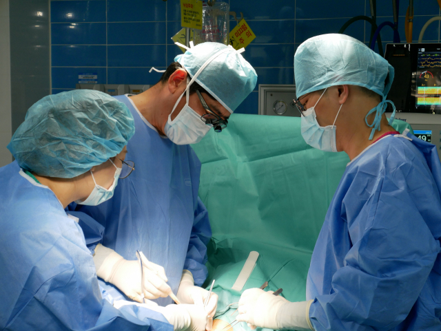 갑상선암 수술을 할 때는 흉터와 목소리 변성 부작용에 유의해야 한다. 갑상선암 수술을 하고 있는 좋은문화병원 김정훈 과장. 좋은문화병원 제공