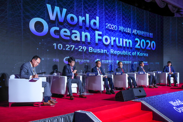 사진은 2020년 WOF 에필로그 세션에서 김현겸(맨 왼쪽) 기획위원장 주재로 각 세션 기획과 좌장을 맡았던 기획위원들이 이번 포럼 토론 내용을 평가하고 있다. 부산일보DB