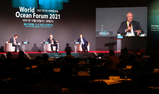 부산일보사와 부산시, 해양수산부가 공동 주최하는 ‘2021 제15회 세계해양포럼(WOF)’이 26일 부산 롯데호텔에서 개막식과 기조세션을 시작으로 사흘간의 일정에 들어갔다. 정종회 기자 jjh@