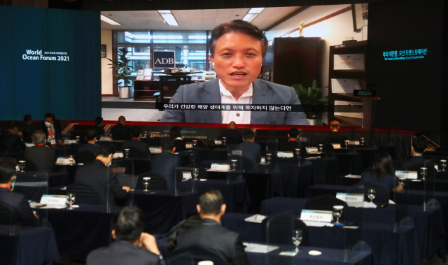 엄우종 아시아개발은행(ADB) 사무총장이 지정토론자로 나서서 강연을 하고 있다. 정종회 기자