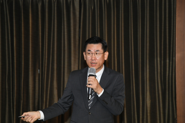 안희배 동아대병원장이 26일 오후 부산롯데호텔에서 열린 제14기 부일CEO아카데미 강좌에서 강연하고 있다.
