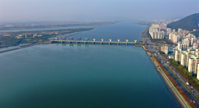 부산 사하구 하단동과 을숙도를 잇는 낙동강하굿둑의 수문이 이르면 다음 달 상시 개방될 예정이다. 정종회 기자 jjh@