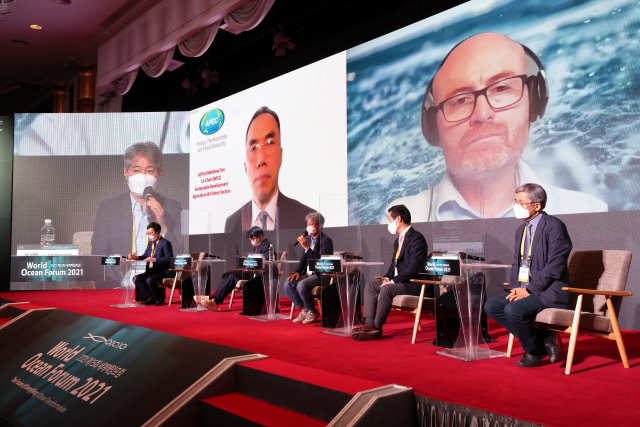 27일 부산롯데호텔에서 진행된 '제15회 세계해양포럼'(WOF)의 '수산 세션'에서 참가자들이 수산업계의 SDGs와 ESG에 대해 토론을 진행하고 있다. WOF 사무국 제공