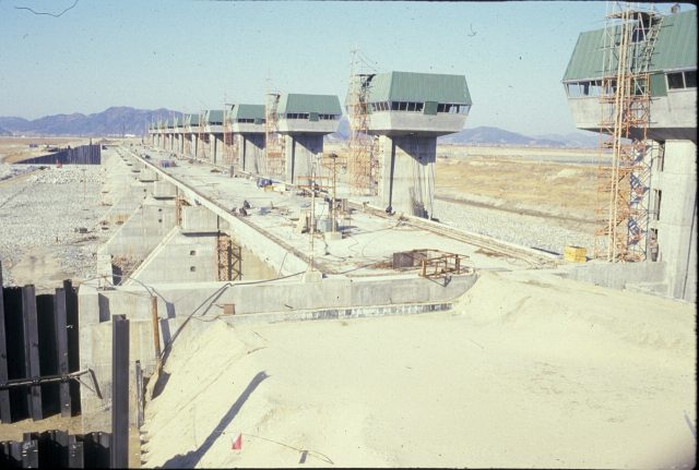 1987년 1월 공사가 한창인 낙동강 하굿둑. 우리나라에서 사상 처음으로 환경영향평가를 받았지만, 역설적으로 공사로 인한 환경적 손실이 제대로 평가되지 못했다. 부산일보DB