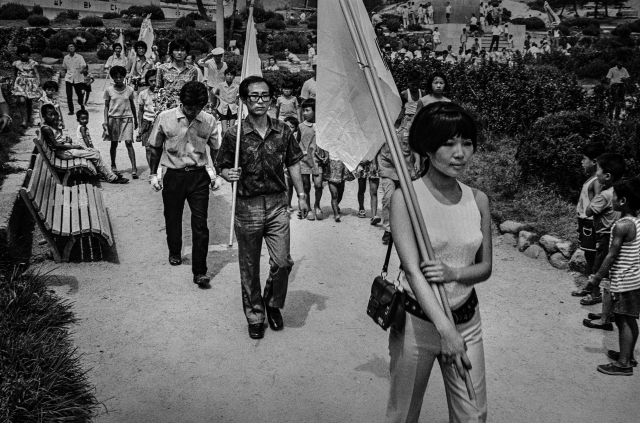 화가 김구림과 정강자(서울 사직공원, 퍼포먼스 1970). ⓒ강운구, 고은사진미술관 제공