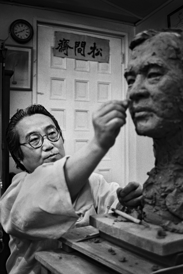 조각가 이영학(서울 수유리 1998). ⓒ강운구, 고은사진미술관 제공